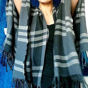 🍭 3 x $25 | SIIZU Charcoal Plaid Poncho by Causebox    O/S